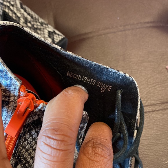 Red Kiss Snake Neonlights boots (E) - Picture 7 of 10